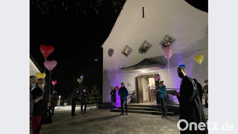 Die Jahreslosung der Evangelisch-Lutherischen Kirchengemeinde Hirschau dreht sich um die Barmherzigkeit. Sie wird bei einem Gottesdienst bekanntgegeben. Die Gläubigen lassen dabei Herzluftballons mit der Losung in den Abendhimmel steigen, um zu signalisierten: „Wir haben heuer ein Herz für einander.“ Bild: ads