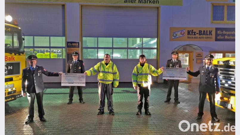 Die Feuerwehren Oberköblitz und Wernberg freuten sich über die Spende. Das Bild zeigt (von links) Vorsitzenden Werner Fischer und Kommandant Manuel Kraus von der Feuerwehr Wernberg, Winfried Balk, Philipp Balk, Kommandant Christian Demleitner und Zweiten Vorsitzenden Franz Jungwirth von der Feuerwehr Oberköblitz. Bild: twi