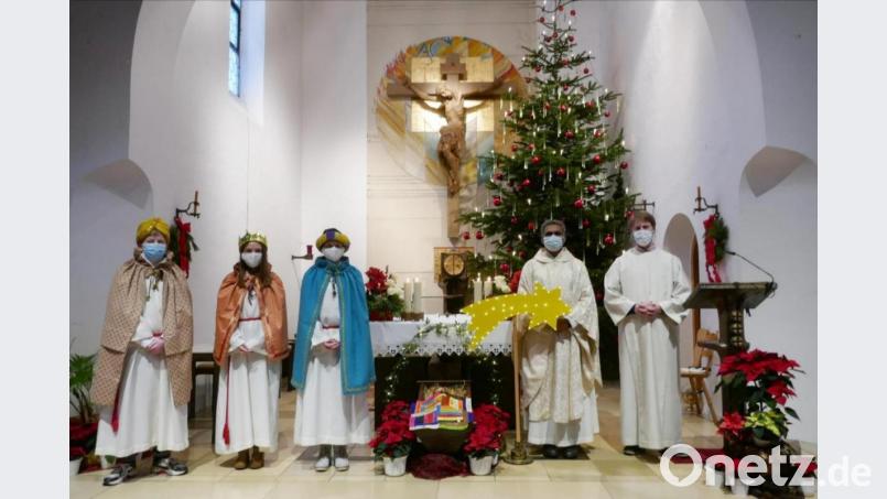 Die beiden Oberministrantinnen Eva und Lilli Glowka sowie Jakob Prechtl gestalteten den Gottesdienst am Dreikönigsfest als Sternsinger in Brand mit. Rechts Pater Joy und Pastoralreferent Maximilian Pravida. Bild: ld