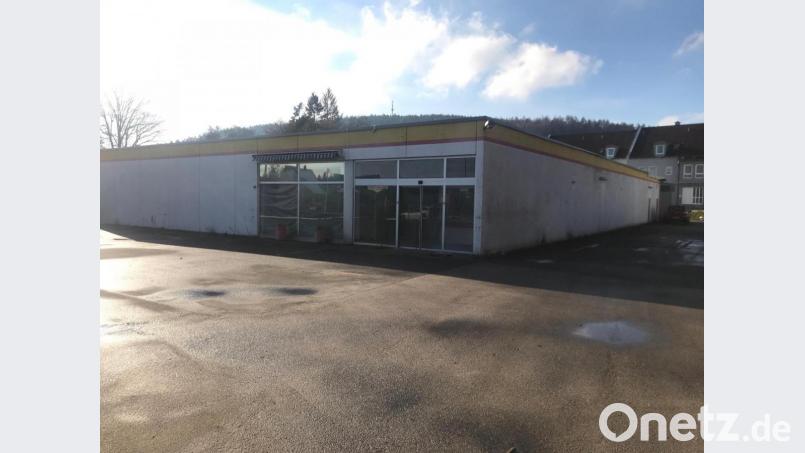 Die Danhauser-Gruppe kaufte das ziemlich herunter gekommen wirkende Gebäude und Gelände des ehemaligen Diska-Marktes an der Ecke Regensburger Straße/Diepoldstraße. Dort soll bis Herbst ein neuer Baumarkt entstehen, der unter „Werkers Welt“ firmiert. Bild: Wilhelm Amann