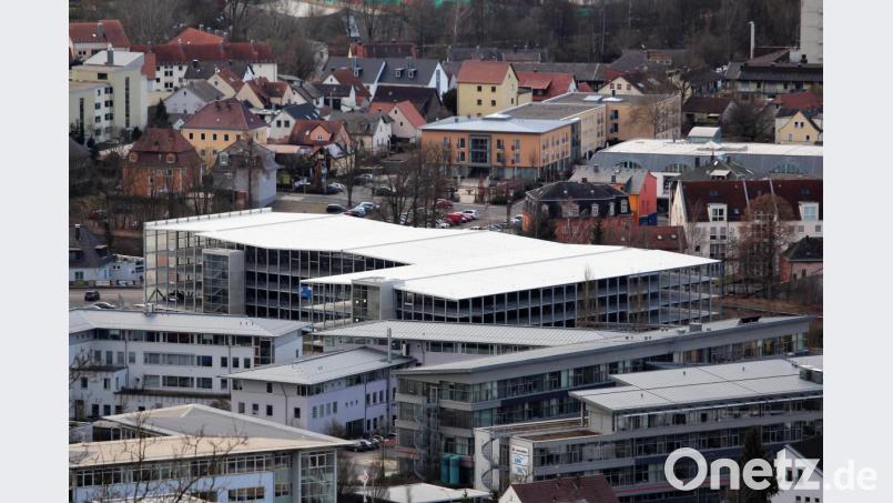 Viele Dächer, aber keine Photovoltaik-Anlagen: Das Parkhaus an der Marienstraße ist laut Die Liste Amberg ein Beispiel für vertane Chancen der Stadt. „Das Dach ermöglicht eine PV-Anlage, die jährlich rund 400 000 Kilowattstunden produzieren würde und somit durchschnittlich etwa 115 Haushalte mit Strom versorgen könnte“, sagt Martin Frey. Bild: Dagmar Williamson