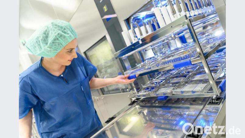 Das Bild zeigt ein von der MMM-Group gefertigtes Reinigungs- und Desinfektionsgerät im Praxiseinsatz. Bild: Beat Ernst