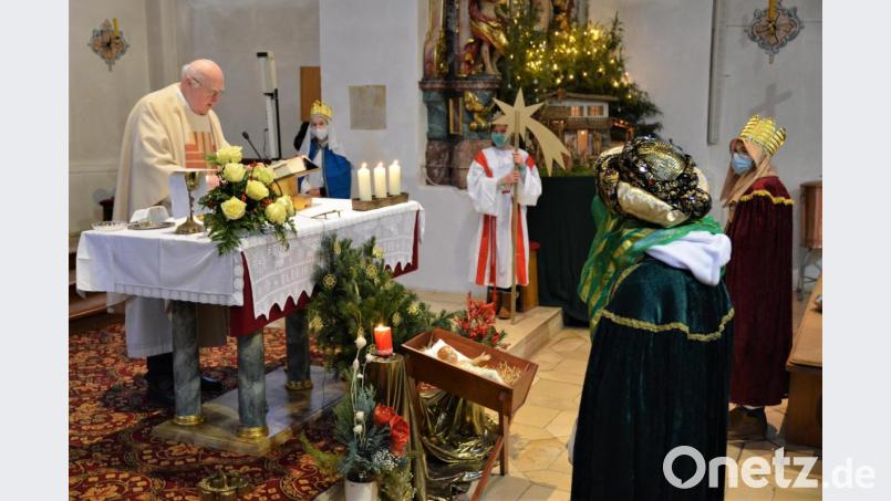 Ruhestandspfarrer Konrad Kummer zelebriert den Festgottesdienst, der von den als Sternsinger gekleideten Ministranten mitgestaltet wird. Bild: fdl