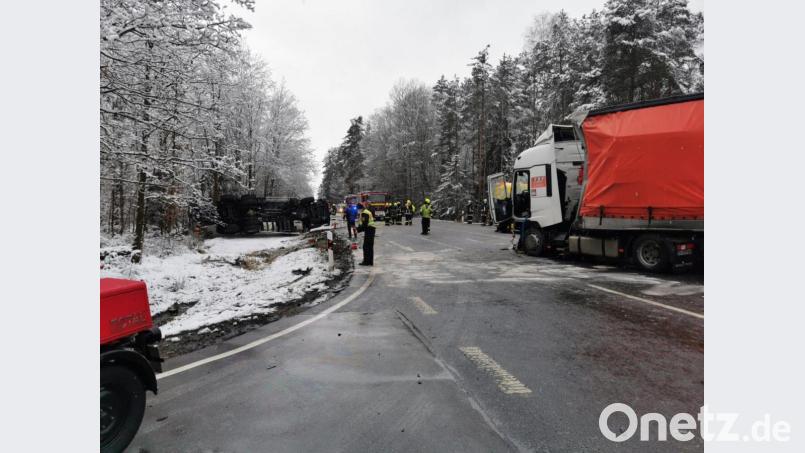 Die Feuerwehr im Einsatz. Nach einem schweren Verkehrsunfall mit zwei Gefahrengut-Lkw ist die B85 bei Mappach (Kreis Schwandorf) gesperrt. Bild: Armin Jehl/exb
