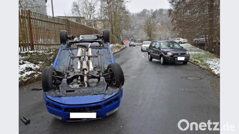 In der Erzhausstraße kam es Freitagmittag zu einem Verkehrsunfall, bei dem ein Skoda auf dem Dach liegen blieb. Bild: Andreas Royer