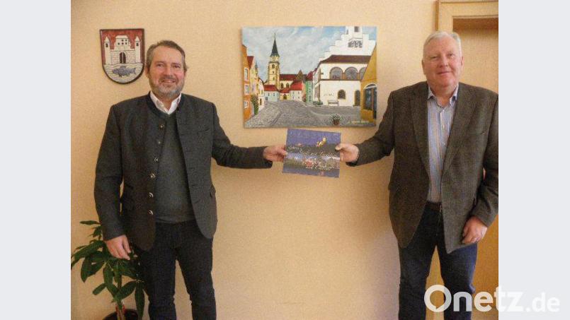 Symbolischer Dank im Rathaus: Bürgermeister Frank Zeitler schenkte dem Vorstandsvorsitzenden der Danhauser-Gruppe, Markus Baum (rechts), ein Buch über Nabburg. Bild: Wilhelm Amann