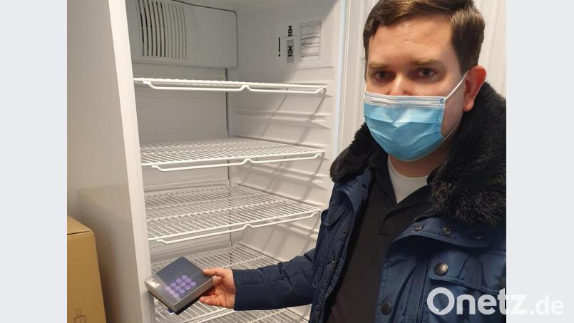 Ärztlicher Leiter Dr. Moritz Maenner zeigt den Kühlschrank, in dem der Impfstoff aufbewahrt wird,. Bild: Tietz