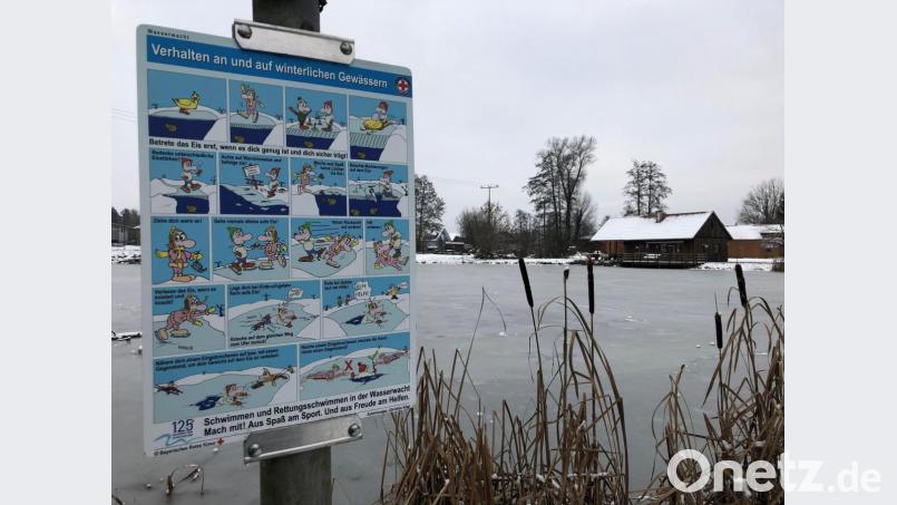 Die von der Wasserwacht aufgestellten Hinweistafeln stehen an vielen Weihern im Landkreis, wie hier in Hahnbach am Gemeindeweiher. Bild: brü