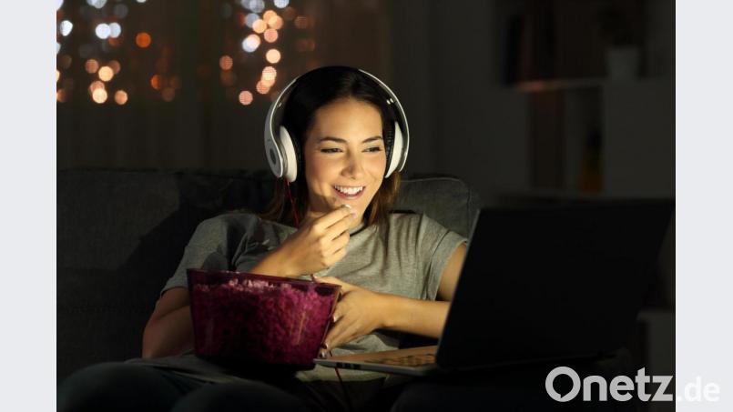 Gemütlich zu Hause am Laptop einen Blockbuster gucken – schon längst Realität. Etliche Streamingdienste bringen Hollywood ins eigene Wohnzimmer. Bild: Adobe Stock