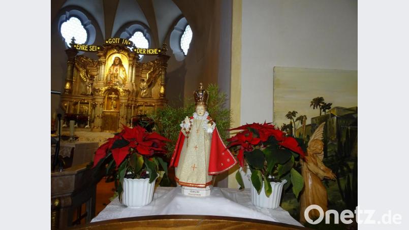 Mit Kleid und Krone erleben die Besucher das „Prager Jesulein“ zwischen Christbaum und Krippe in der Kirche Herz Jesu in Pechbrunn. Bild: apr