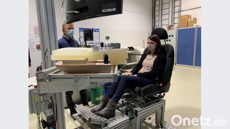 Daniela Hering nimmt eine von neun Test-Sitzpositionen ein, während Scherdel-Mitarbeiter Peter Reichert die Messwerte kontrolliert. Bild: Matthias Bäumler/fph