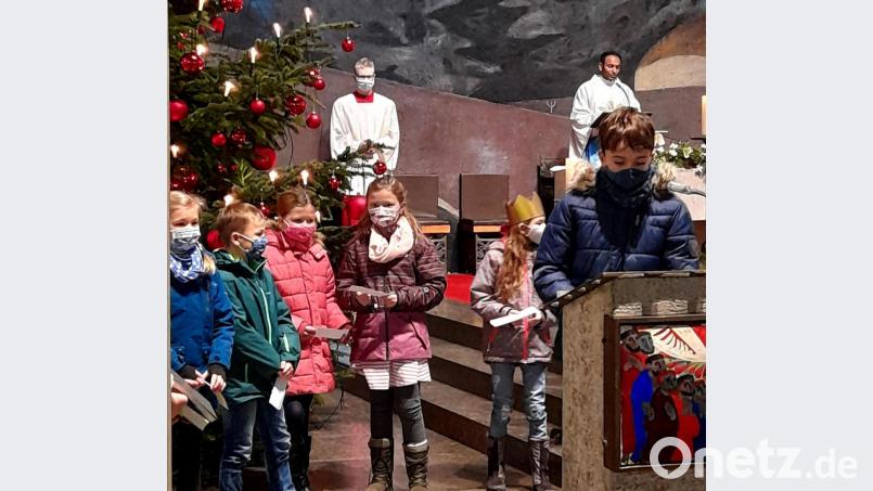 Die Mitmachgruppe im Dreikönigsgottesdienst musste unter anderem Rätsel knacken. Bild: zer