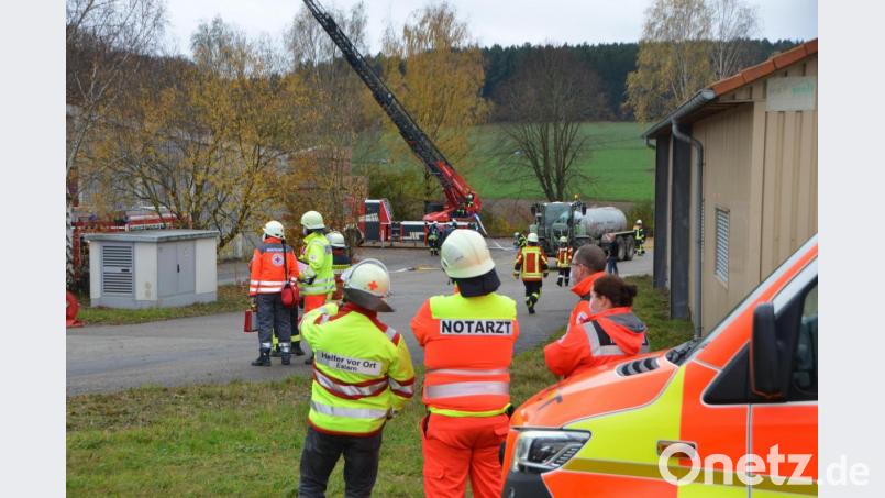 Beim Großbrand in der &quot;Chipsihalle&quot; in Eslarn waren die Vohenstraußer Einsatzkräfte der Feuerwehr mit der Drehleiter vor Ort. Bild: dob