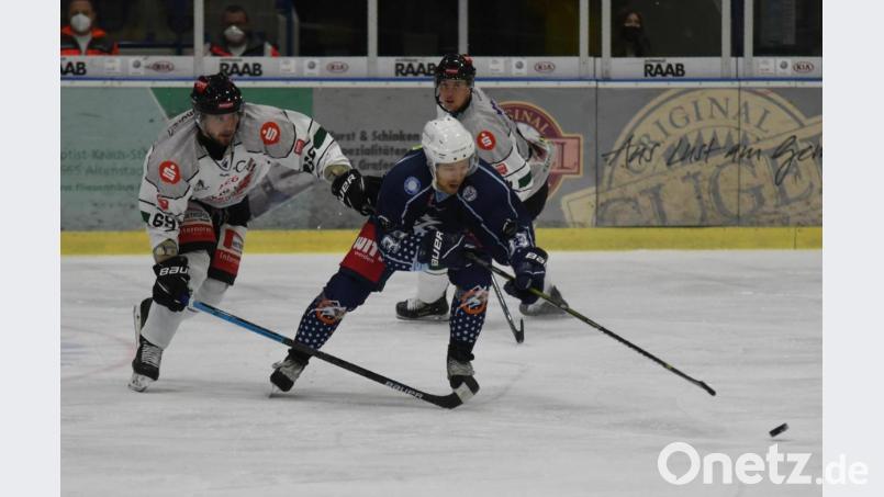 Die Blue Devils unterlagen am Freitag dem Höchstadter EC verdient mit 2:3. Neuzugang Dennis Thielsch (blaues Trikot) zeigte bei seinem Debüt einige positive Ansätze, insgesamt fehlte aber verständlicherweise noch die Bindung zu seinen Nebenleuten. Bild: gb