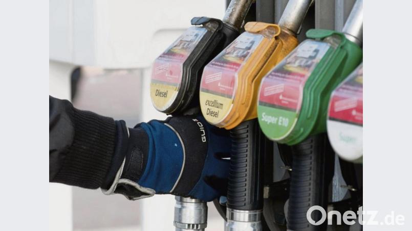 Gewohnter Griff: Doch für Sprit müssen Autofahrer seit Jahresbeginn tiefer in die Tasche greifen. Mit ein paar Tipps lässt sich aber Geld sparen. Bild: Klaus-Dietmar Gabbert/dpa