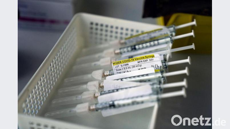 Auf diese Spritzen warten viele Weidener und Neustädter. Im Laufe des Freitagabends sollten weitere 540 Dosen des Biontech-Pfizer-Impfstoffs im Impfzentrum des Roten Kreuzes in Weiden eintreffen. Bild: Jae C. Hong/dpa