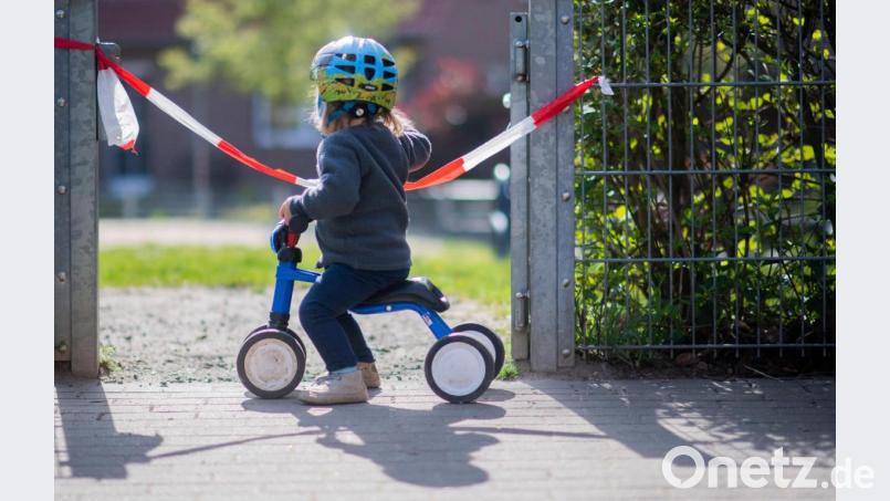 Seit Monaten sind berufstätige Eltern in der Coronakrise besonders gefordert. Doch um für die Kinderbetreuung Lohnausfallszahlungen zu erhalten, bestehen hohe gesetzliche Hürden. Bild: Julian Stratenschulte/dpa