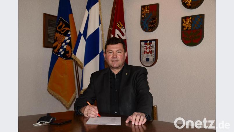 Im Sitzungssaal im Pleysteiner Rathaus gibt Bürgermeister Rainer Rewitzer seine positiven und optimistischen Prognosen sowie seine Pläne für die Großgemeinde Pleystein bekannt. Bild: bey