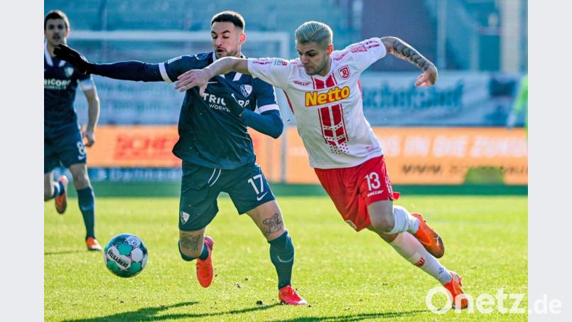 Regensburgs Erik Wekesser (rechts) im Laufduell mit Danny Blum vom VfL Bochum. Bild: Armin Weigel/dpa
