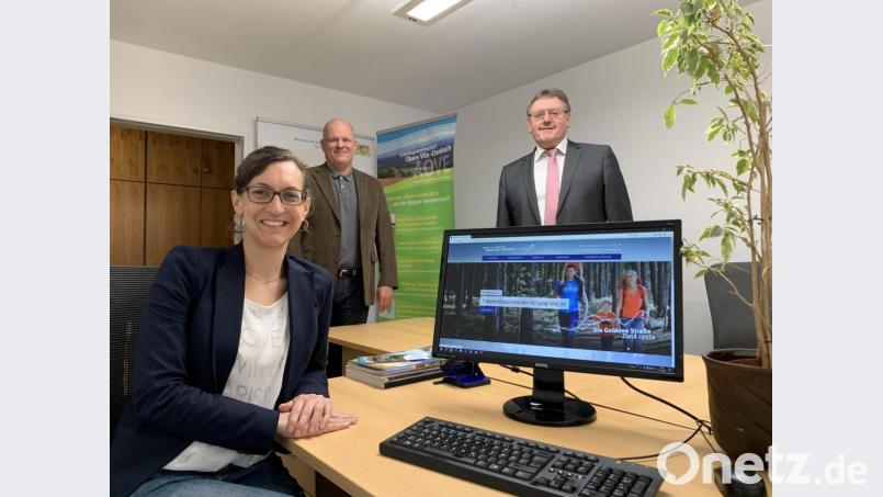 AOVE-Geschäftsführerin Katja Stiegler und der Vorsitzende des AOVE-Vereins, Hans-Martin Schertl (rechts), freuen sich über die von Ralph Moser (Mitte) von Moser Media und Informatik, neu gestalteten AOVE-Internetseiten. Bild: Stefanie Ringer/exb