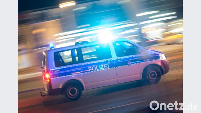 Die Polizei kontrolliert die Einhaltung der Ausgangssperre. Symbolbild: Patrick Seeger/dpa