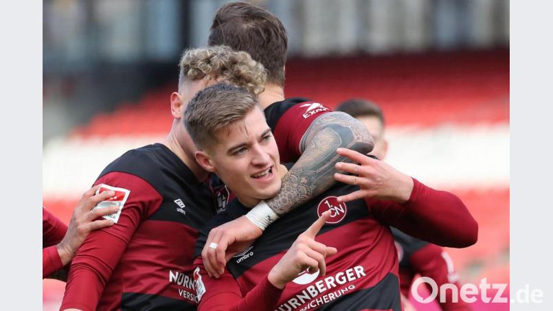 Fabian Nürnberger (vorne) traf zum 1:0 für den 1. FC Nürnberg gegen den HSV. Bild: Daniel Karmann/dpa