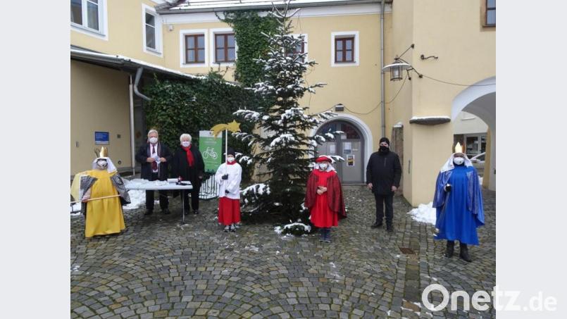 Die Luher Sternsinger am Marktplatz mit Pfarrer Arnold Pirner und Bürgermeister Sebastian Hartl. Bild: rgl