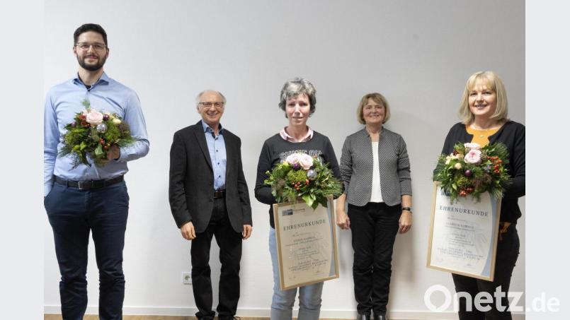 Die beiden Firmeninhaber Alfred und Edith Härtl (hinten, von links) gratulierten Geschäftsführer Dominik Stümpfl (links) für zehn Jahre sowie Sylvia Hammer (Mitte) und Elsbieta Kummer (rechts) für 25 Jahre Firmentreue. Bild: Härtl/exb