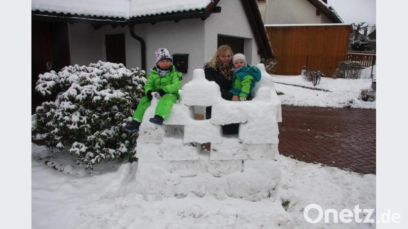 Die „Teichelberg-Burg“ ziert seit einigen Tagen einen Garten. Errichtet wurde das winterliche Anwesen von der Familie Lindner. Im Bild Ben, Bettina und Mailo Lindner (von links). Bild: wro