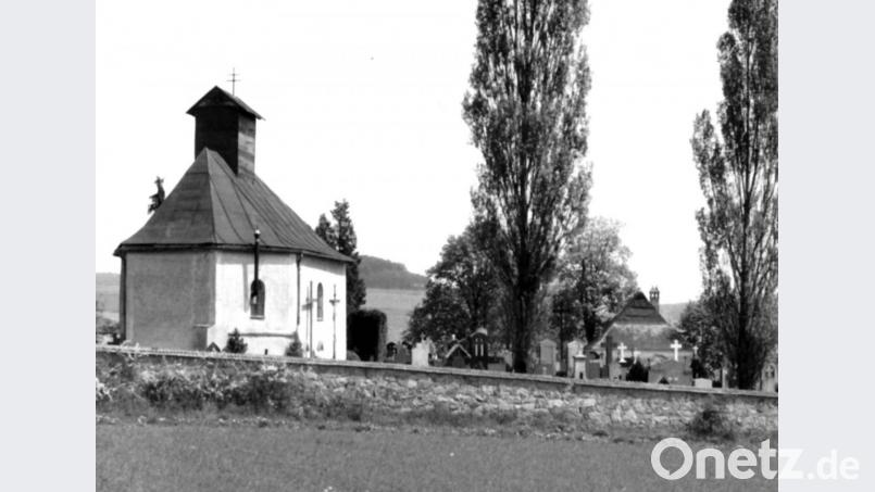 Die einstige Friedhofskapelle zum Auferstandenen Heiland, die 1971 rückgebaut wurde, mit dem aus dem Fenster herausführenden Rauchrohr des problematischen Ofens. Repro: lg