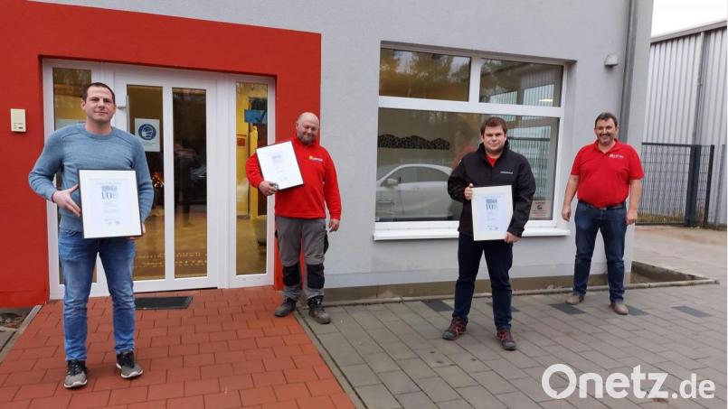 Geschäftsführer Andreas Lotter (rechts) zeichnete drei Mitarbeiter für ihre Treue zum Unternehmen aus. Bild: Lotter/exb