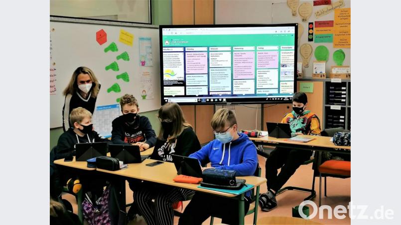 Lehrerin Anja Pongratz an der Eisenbarth-Schule Oberviechtach nutzt schon vor der Schulschließung die Notebooks in ihrer Klasse, um die Schüler auf die Anforderungen der digitalen Welt vorzubereiten. Das können sie jetzt gut gebrauchen. Bild: Doktor-Eisenbarth-Mittelschule/exb