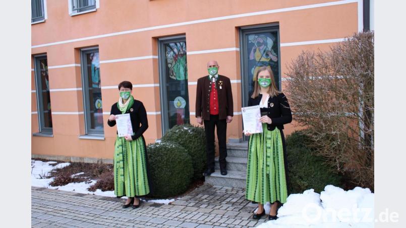 Vorsitzender Hubert Schleicher (Mitte) gratulierte Birgit Ries (links) und Lena Breitschaft (rechts) zur bestandenen Prüfung. Bild: Marie Schleicher/exb