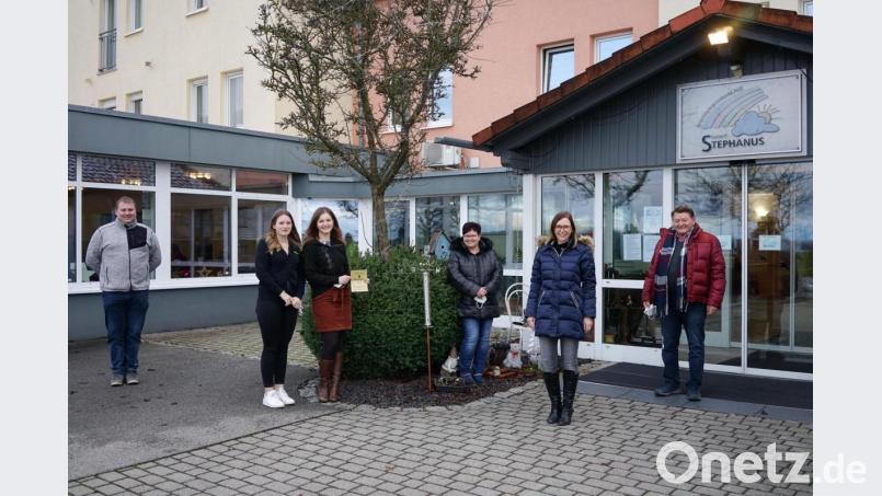 Übergabe der Gutscheine als Lohn für die Hilfsbereitschaft der Kirwaleut aus Niederärndt und Weißenberg mit (von links) Manfred Rupprecht, Katharina Kraus, Annika Kraus, Bianca Deyerl, Marina Schaller und Karl Deyerl. Bild: gru