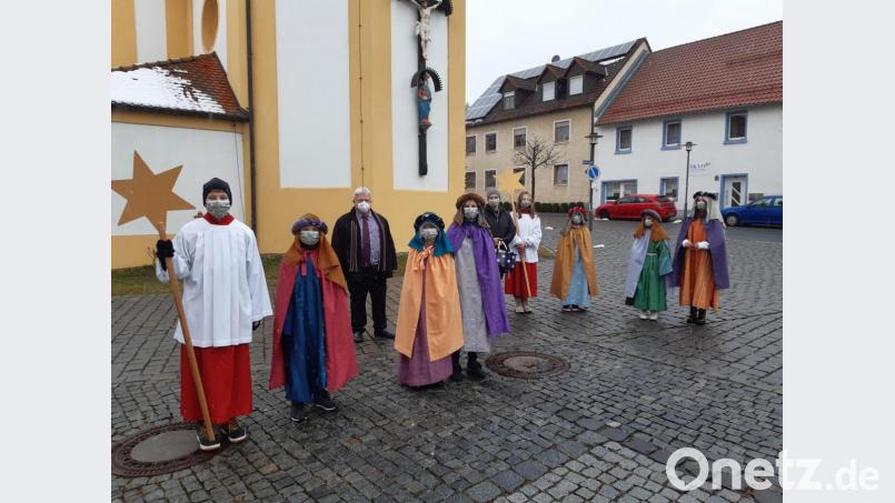 Die Neudorfer Sternsinger mit Pfarrar Arnold Pirner vor der Kirche in Neudorf Bild: rgl