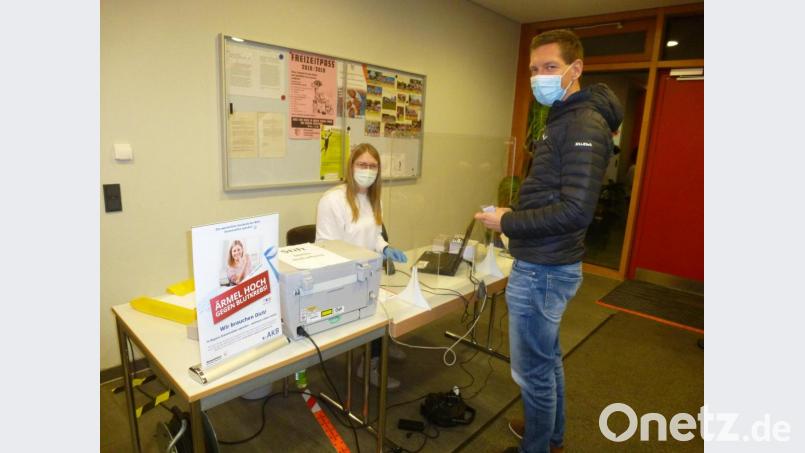 Anja Piehler registriert im Eingangsbereich an Hand eines amtlichen Lichtbild- sowie des Blutspendeausweises den Spendenwilligen. Bild: bk