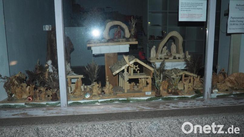 In drei Schaufenstern des ehemaligen Blumenladens Heidi an der Bahnhofstraße reihten sich Baumscheibenkrippen von Friedrich Wolfgang, der auch im ehemaligen Getränkemarkt in der Reinwaldstraße vertreten war. Bild: Günter Treffert/exb