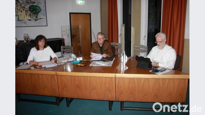 Der Haushalt der Verwaltungsgemeinschaft Wiesau-Falkenberg für 2021 wurde einstimmig verabschiedet. Vorgestellt wurden die Zahlen von Kämmerin Petra Wach und Bürgermeister Toni Dutz (von links). Rechts im Bild der Geschäftsleiter im Wiesauer Rathaus, Thoma Weiß. Bild: wro