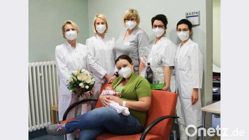 Helena Bauer aus Wunsiedel mit ihrem Baby Nadja. Mit im Bild (von links) Chefärztin Dr. Maria Dietrich, Liudmilla Bragina, Hebamme Johanna Wiesner, Christina Fraas und Oberärztin Natalija Deuerling. Bild: Klinikum Fichtelgebirge/exb