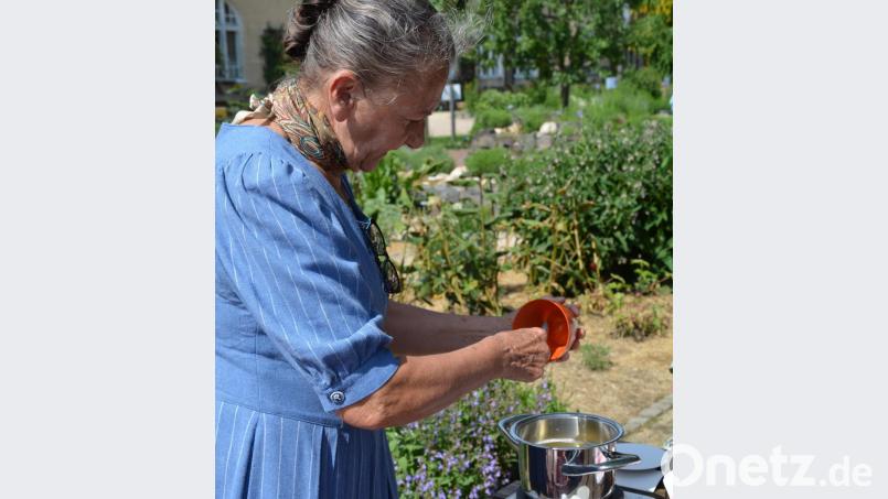 Hildegard-Expertin Johanna Eisner ist auch im Programm 2021 mit mehreren Führungen im Natur- und Erlebnisgarten der Abtei Waldsassen dabei. Bild: kubz/exb