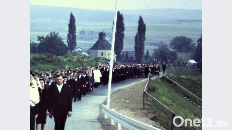 Die Friedhofskapelle im Hintergrund mit dem Landschaftspanorama. Im Vordergrund der Festzug anlässlich der Einweihung des Ortenburg-Gymnasiums am 30. September 1966. Repro: lg