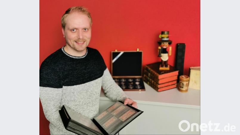 Münzen, Bücher und allerhand Kurioses rund um die vier großen Söhne von Oberviechtach: Christian Schießl hat die Sammelleidenschaft gepackt. Auch Notgeldmarken mit dem Konterfei Eisenbarths sind im Ordner archiviert. Bild: Portner