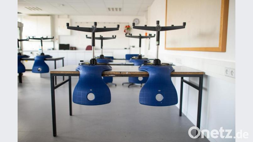 Am Montag enden die Weihnachtsferien. Die Klassenzimmer in der Region bleiben dennoch leer. Es ist wieder Distanzunterricht für alle angesagt. Bild: Jonas Güttler/dpa