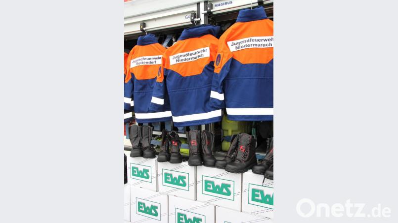 Optimal ausgestattet kann die Jugendfeuerwehr in dieses Jahr gehen. Schutz vor Kälte bieten die neuen Parkas, vor Fußverletzungen die neuen Einsatzstiefel. Bild: Josef Böhm
