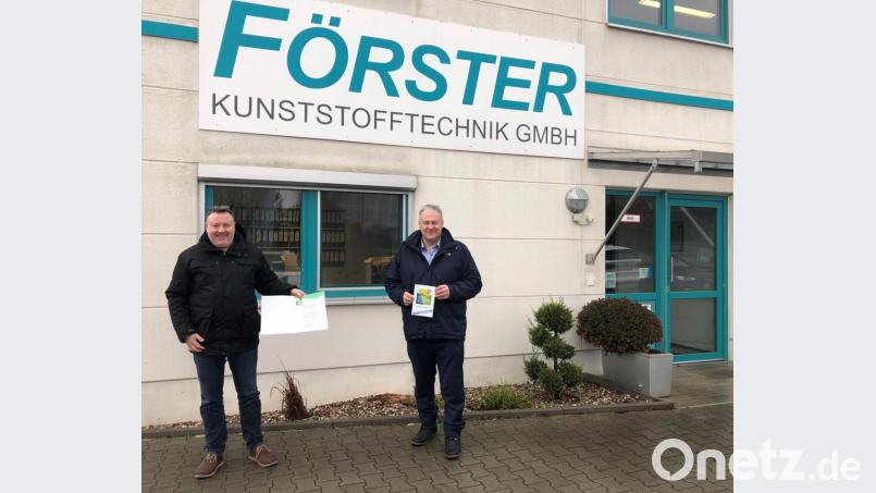 Landrat Richard Reisinger überreichte an Geschäftsführer Daniel Weidner die neue Urkunde für den Umwelt- und Klimapakt Bayern. Diesem gehört das Unternehmen Kunststofftechnik Förster seit nunmehr zwei Jahrzehnten durchgehend an. Bild: Monika Bauer, Förster Kunststofftechnik GmbH/exb