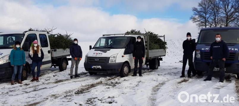 Ohne die geliehenen Fahrzeuge vom Bauunternehmen Gnan und Köper und der Spenglerei Häckl könnten die Pfadfinder ihre Sammlung nicht durchführen - hier beim Foto am verschneiten Annaberg-Parkplatz. Bild: Tobias Gräf