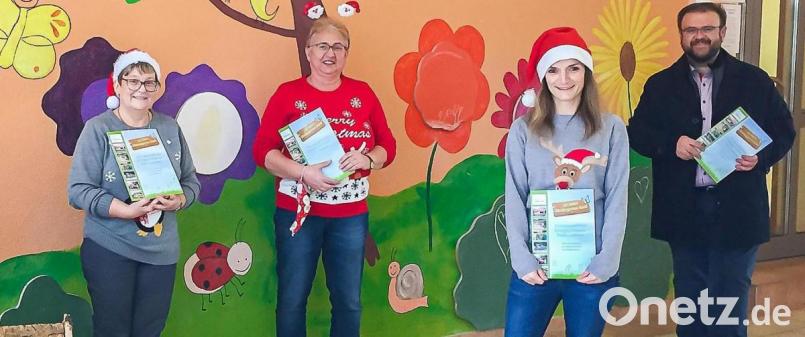 Bürgermeister Hans Walter mit (von links) Kinderhausleiterin Ulrike Hederer, Edeltraud Haberkorn und stellvertretende Leiterin Cindy Lautner tauschen Erinnerungen aus. Bild: stg