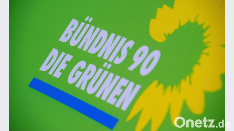 Das Logo von Bündnis 90/Die Grünen auf einem Aufsteller der Partei. Symbolbild: Stefan Sauer