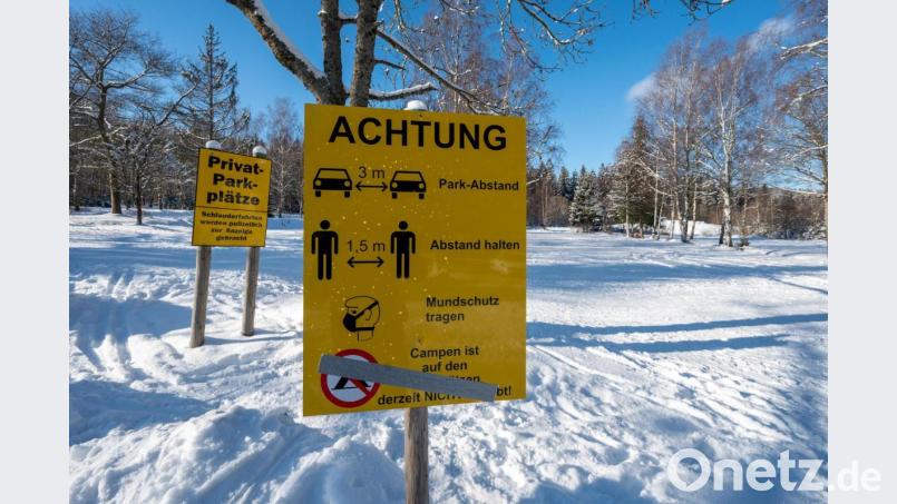 Um Tagesausflügler etwa in solche Skigebiete besser kontrollieren zu können, bringt Gemeindetagspräsident Uwe Brandl eine Handyüberwachung ins Spiel. Bild: Armin Weigel/dpa