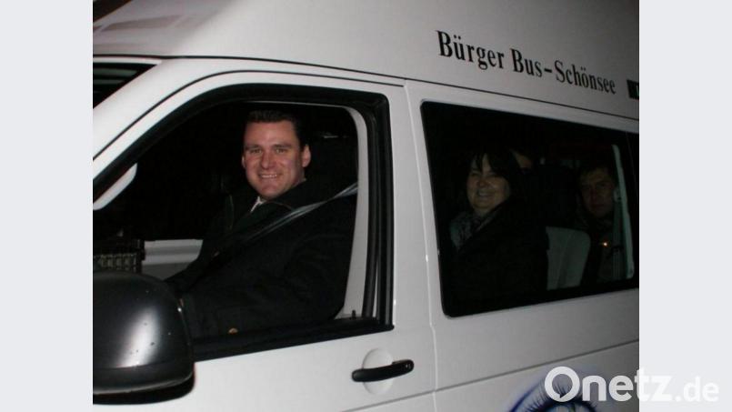 Als die Bürgerbuslinien Schönsee vor gut drei Jahren ein neues Fahrzeug erhielten, einen weißen "VW-Transporter-Kombi", durfte sich Landrat Thomas Ebeling kurz hinters Steuer setzen. Archivbild: mmj